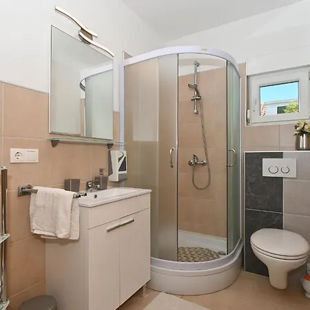 Amazing In Okrug Gornji With Wifi Apartamento Trogir