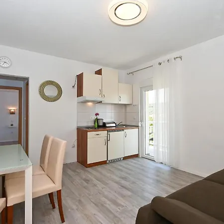 Amazing In Okrug Gornji With Wifi Daire