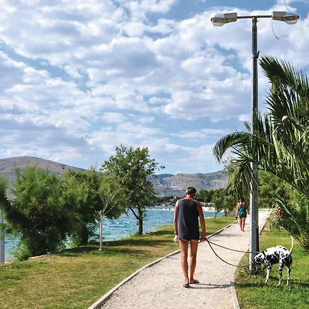 Amazing In Okrug Gornji With Wifi